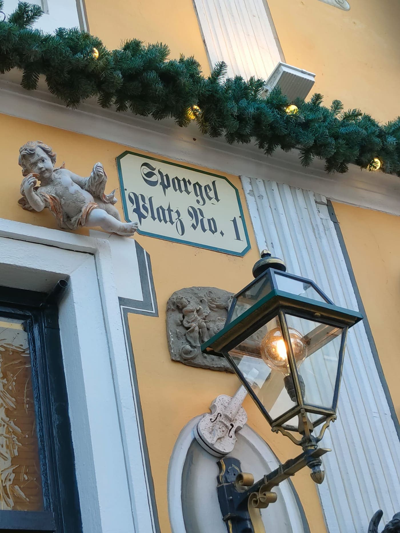 Schild „Spargel Platz No. 1“ am Marchfelderhof