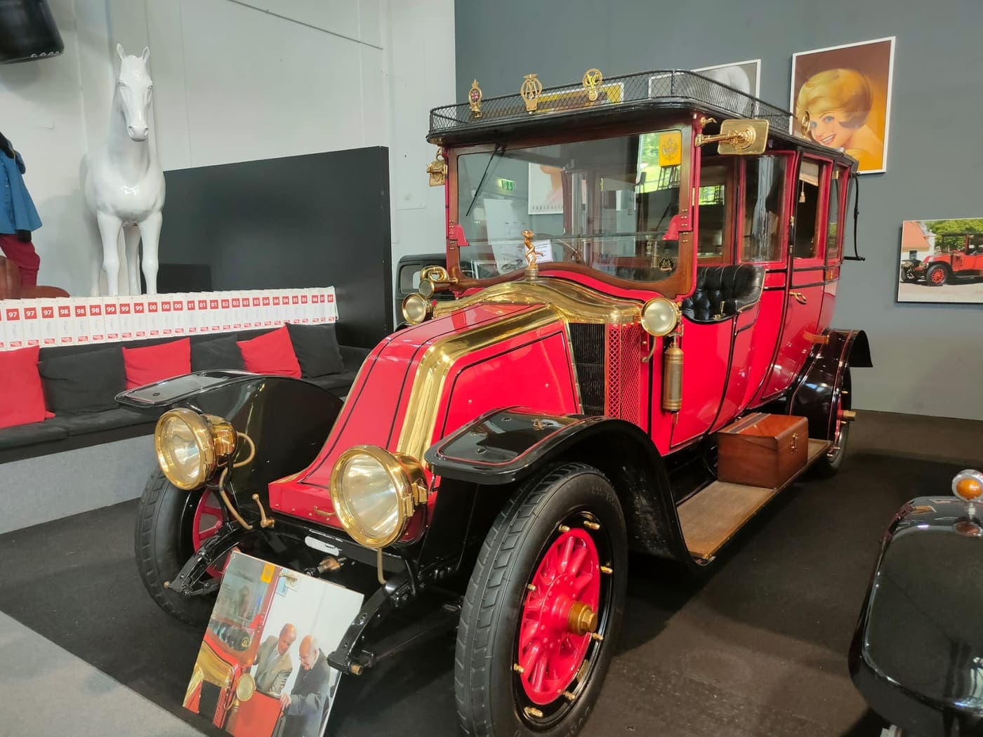 Roter Oldtimer in einer Fahrzeugausstellung