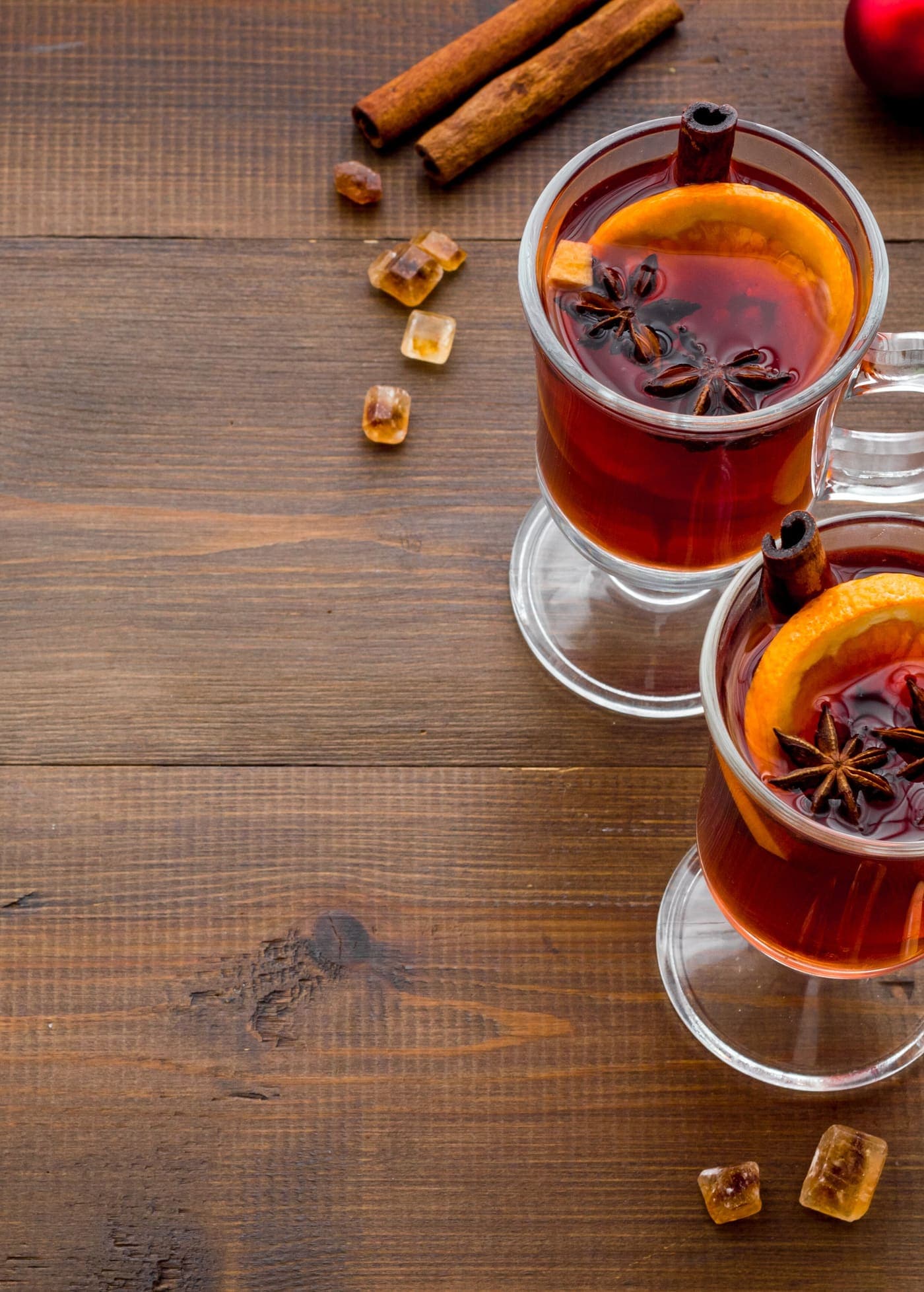 Gläser mit dampfendem Punsch und Orangenscheiben