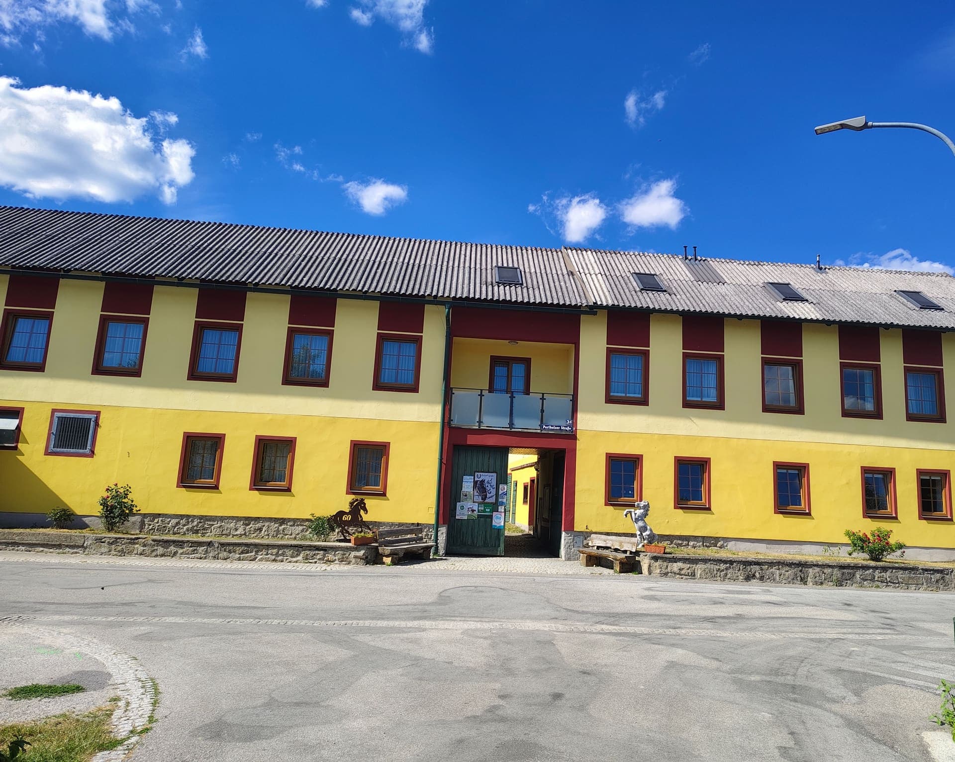Der Hof des Reitstalls Inghofer an der Pertholzer Straße im Sommer 2026