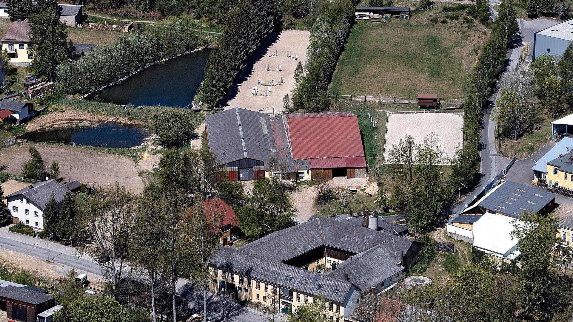 Luftbild: Gästehaus, Stallungen mit Reithalle, Reitplätze, Koppeln und Teiche