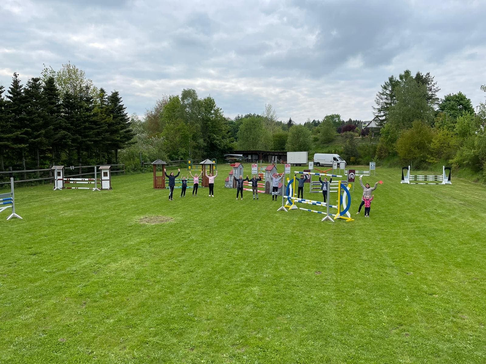 Parcours auf dem Turnierplatz des Reitstalls Inghofer